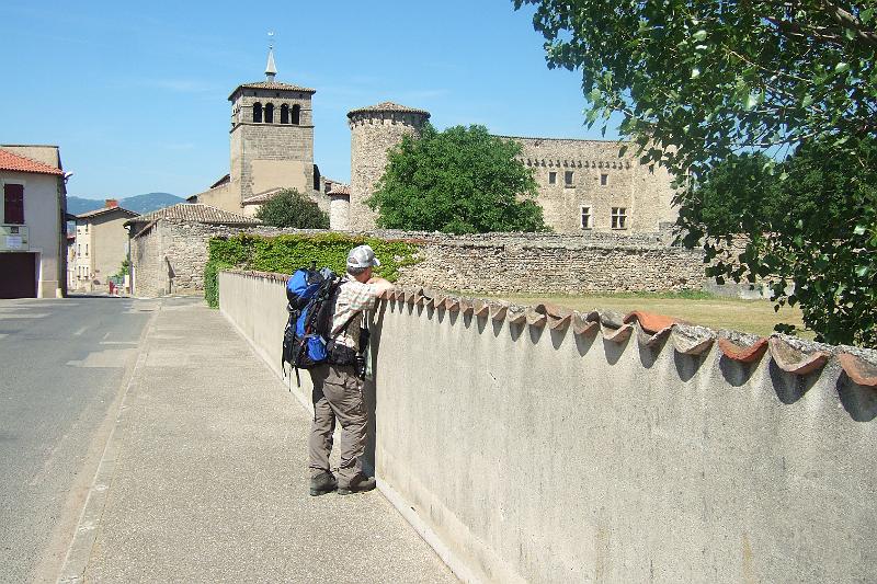 2011-05- (290).JPG - Romanische Kirche aus dem 12. Jahrhundert. Daneben zwei Türme und Fassade eines ehemaligen Priorats aus dem 14. Jahrhundert.